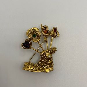 Gold tone boot brooch.